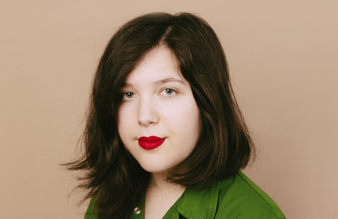 LUCY DACUS – Muttertag