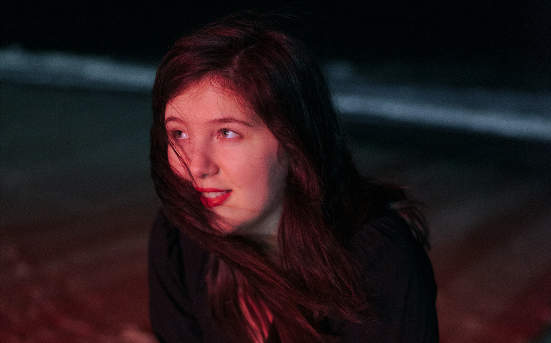 LUCY DACUS – Thumbs up!